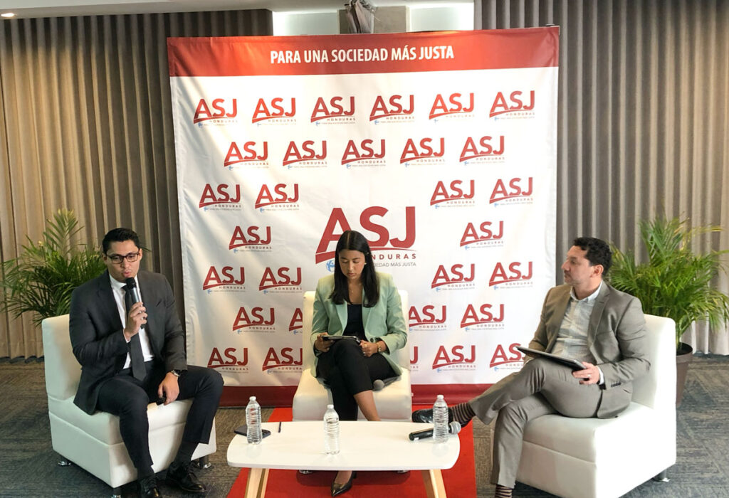 Panelistas en la Presentación de la conflictividad