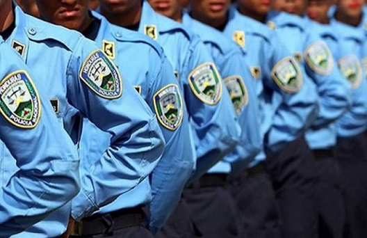 Policías en formación mostrando el uniforme