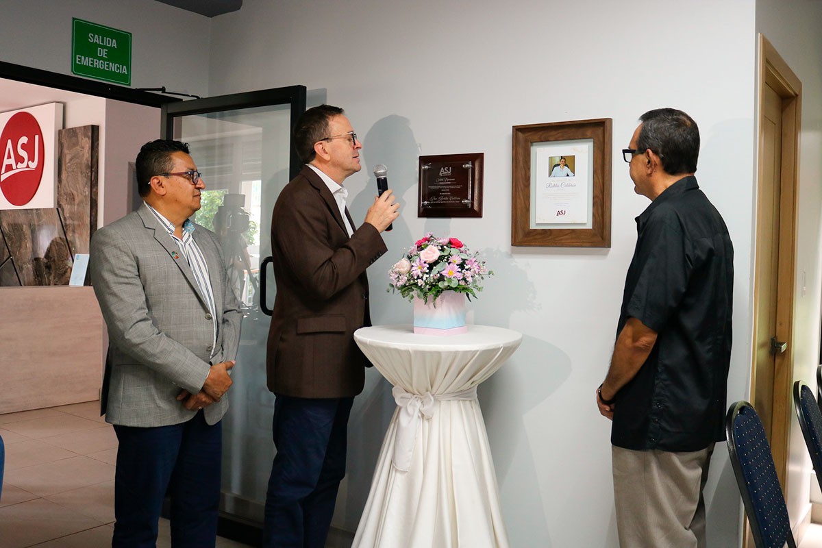 Directivos de ASJ muestran marco con la foto de la doctora Rutilia