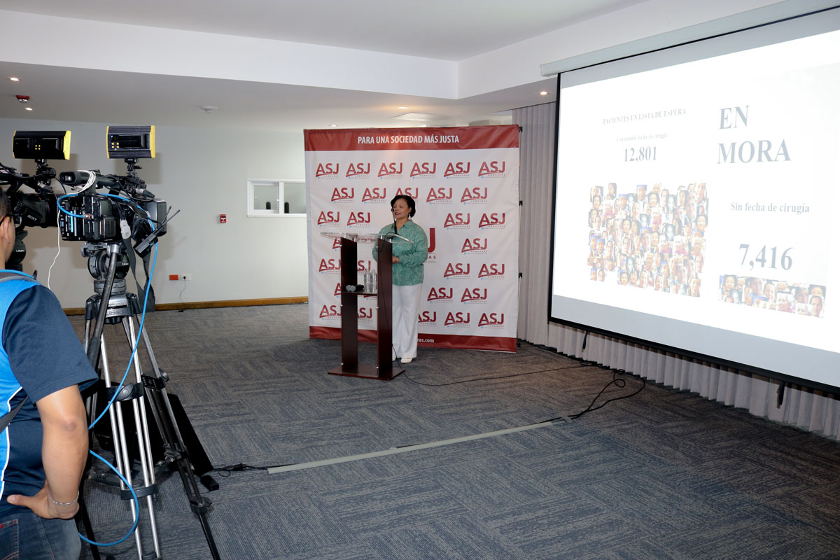 Blanca Munguia lee pronunciamiento