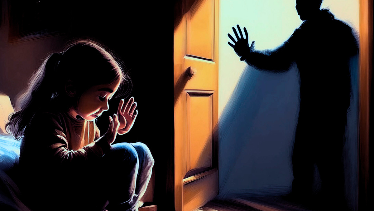 Una niña sentada en una esquina de su casa con mucho miedo y con sus manos dice que no siga a un hombre entrando por la puerta de sus dormitorio