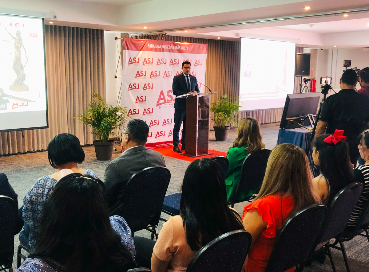 Juan Carlos Aguilar presentando en la confernencia de presna